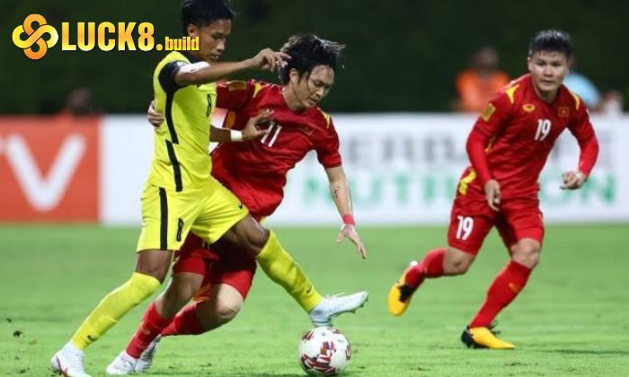 Người chơi thường không để ý đến phong cách cầm còi của trọng tài biên